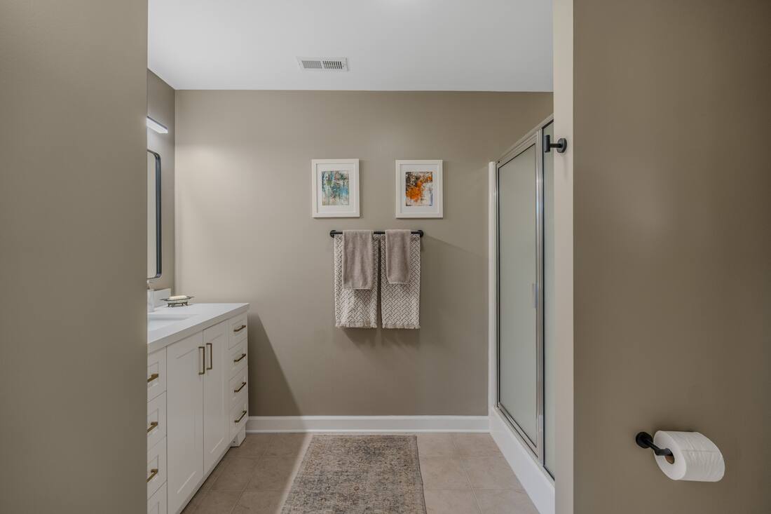 Lower-level full bath